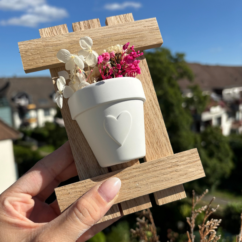 Klötzchenwand mit Vase