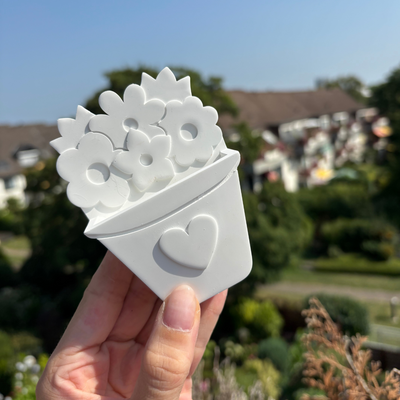 Gegossener Blumenkorb in der Sonne