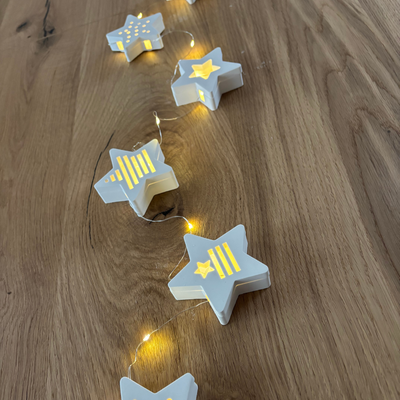 gegossene Sternenlichterkette leuchtend
